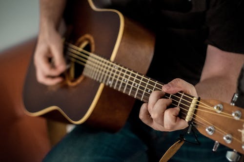 cours-de-guitare-complet-et-varié